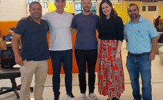 Deputado alagoano Rafael Brito (segundo à esquerda), o professor Guilherme Lichand (ao centro) e a professora Camila Hermídia participam de evento ao lado de outros convidados..jpeg